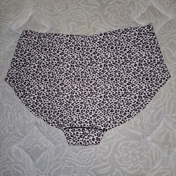 A bundle of 4 pairs of ladies' large panties. Sexy, comfortable, lingerie - Picture 12 of 15